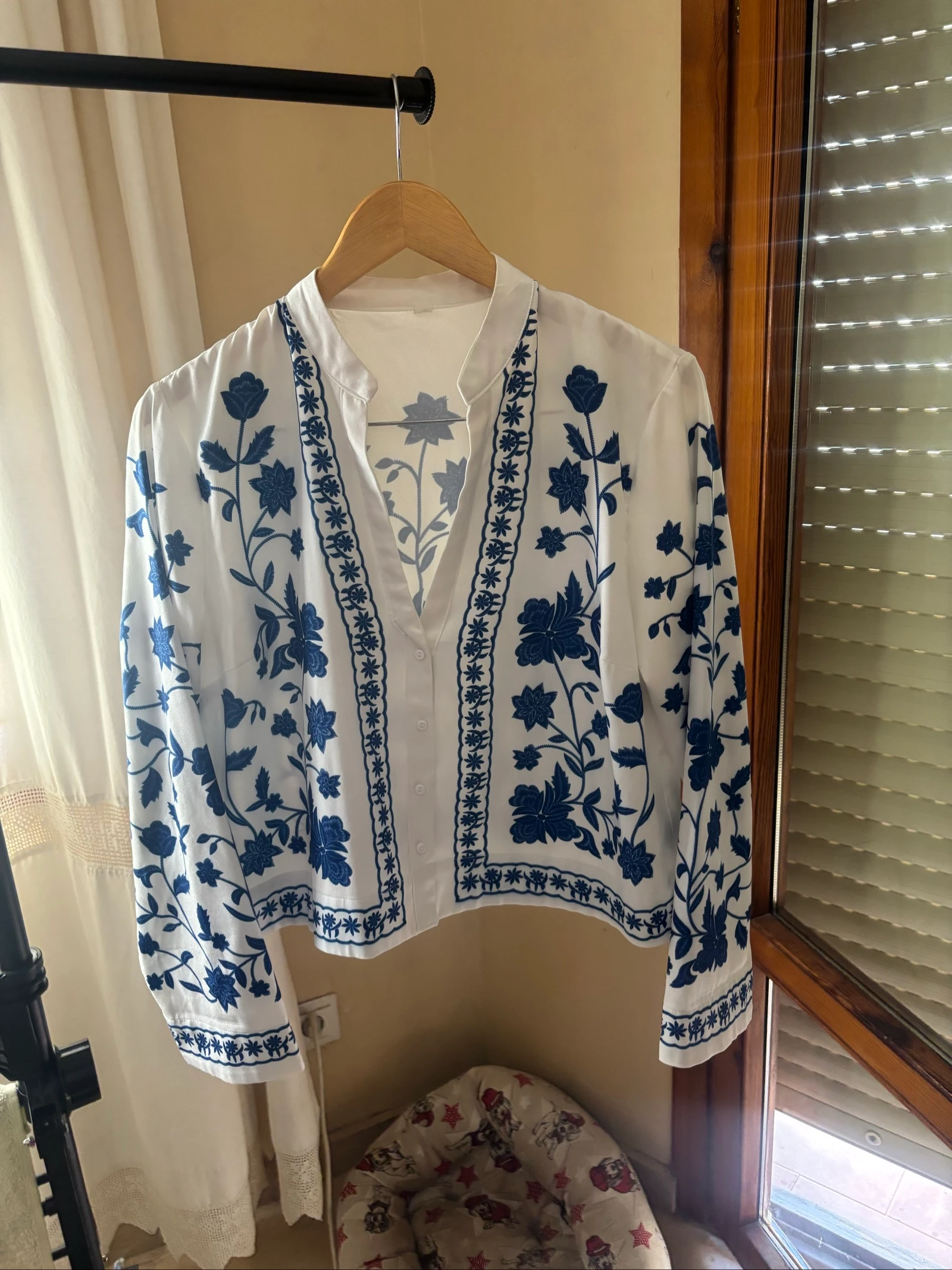 Blusa blanca con bordados azules